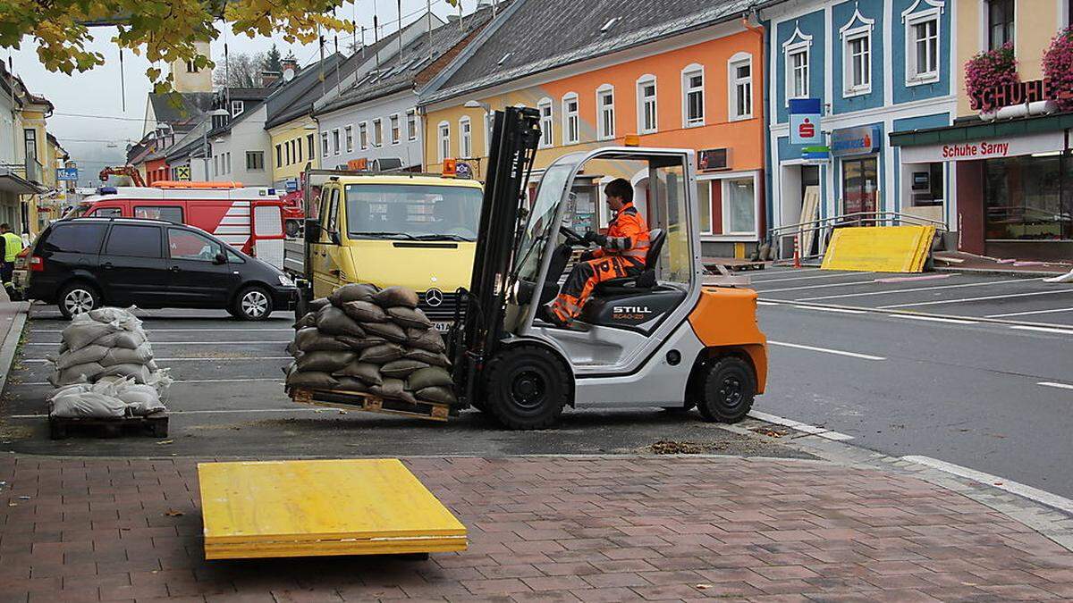 Sandsäcke und Co. müssen wieder weggeräumt werden