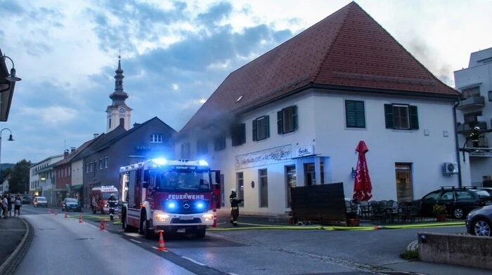 Beim Eintreffen der Einsatzkräfte gab es bereits starke Rauchentwicklung