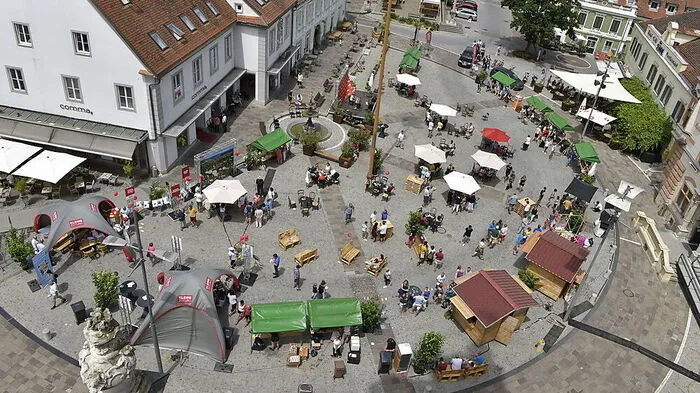 Ob der Hauptplatz an den Wochenenden während des Sommers für den Verkehr gesperrt wird, bleibt weiter offen