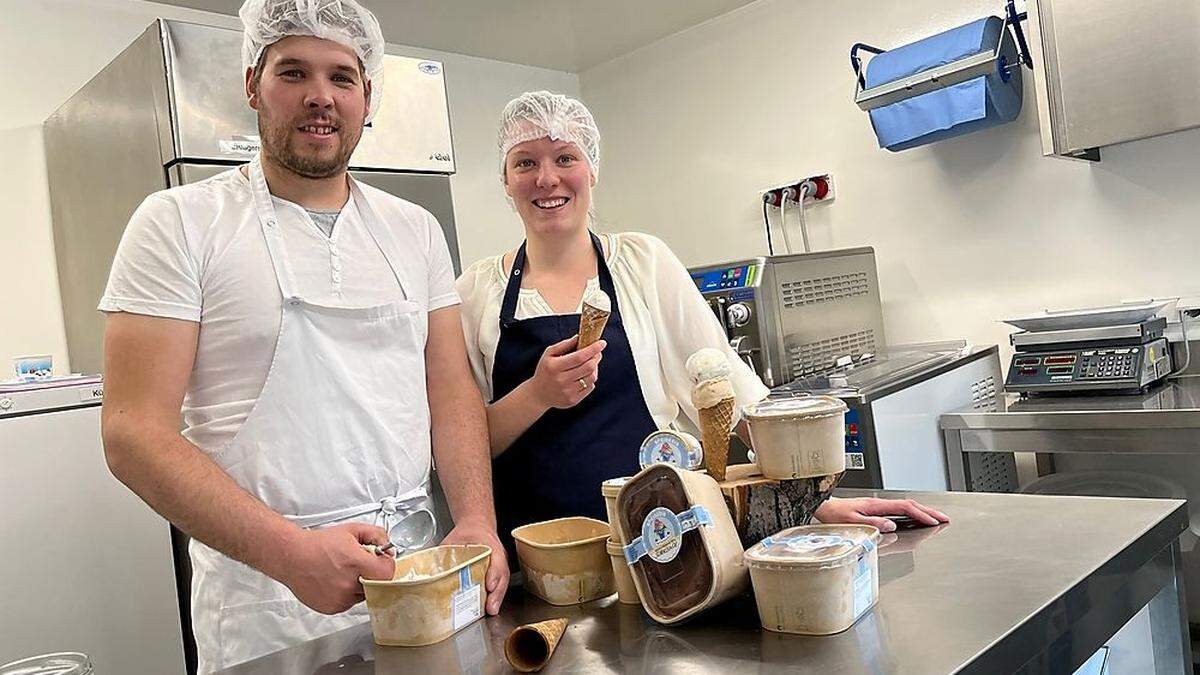 Clemens und Christine Schaller produzieren mit der eigenen Milch cremiges Eis
