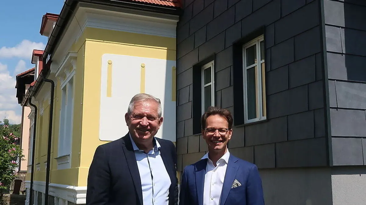Peter Zach und Reinhard Teubl vor der alten Villa samt neuem Zubau