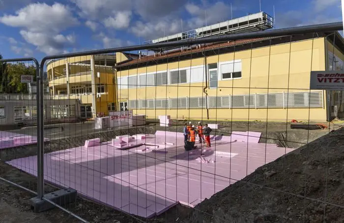 (c) 2025 - Spatenstich für den Neubau des OP-Bereichs des Deutschordens-Krankenhauses in Friesach - Bild zeigt: die Baustelle des OP-Neubaus des Deutschordens-Krankenhaus Friesach.