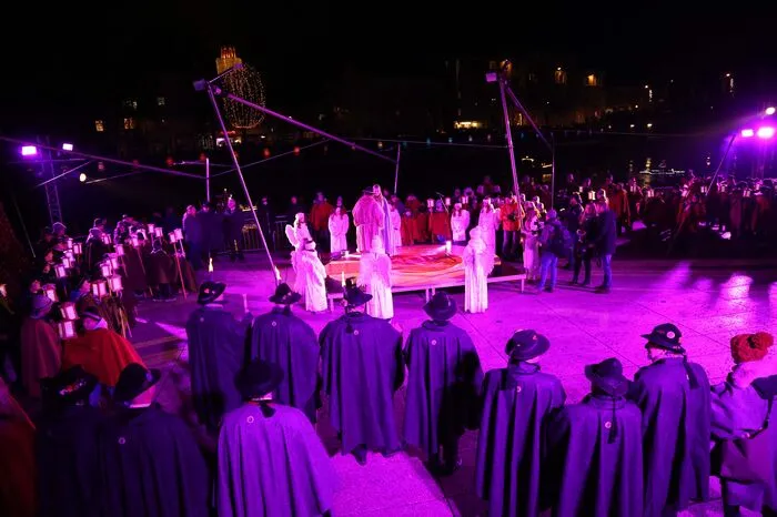 Bauernadvent auf den Drauterrassen, Ankunft des Christkinds mit dem Schiff, es bringt das Friedenslicht, danach festlicher Umzug