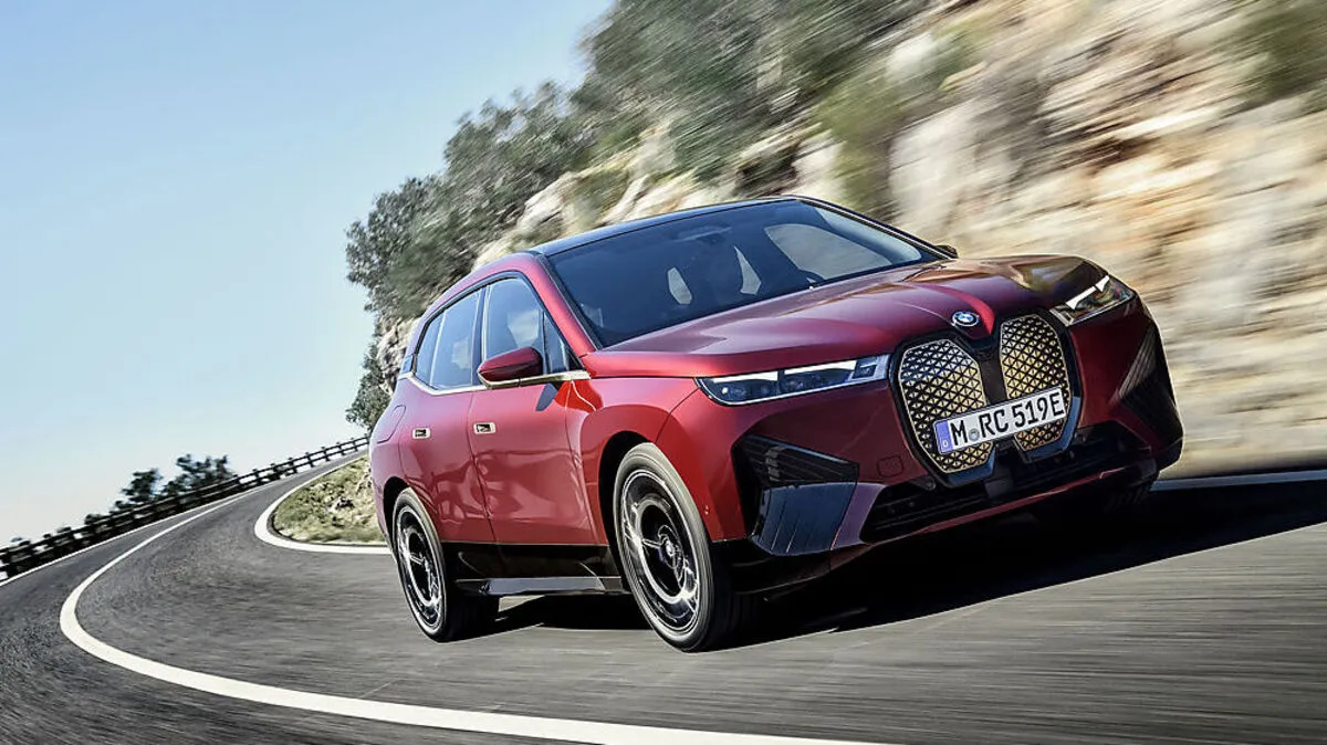 Der BMW iX startet noch mit Lithium-Ionen-Akku