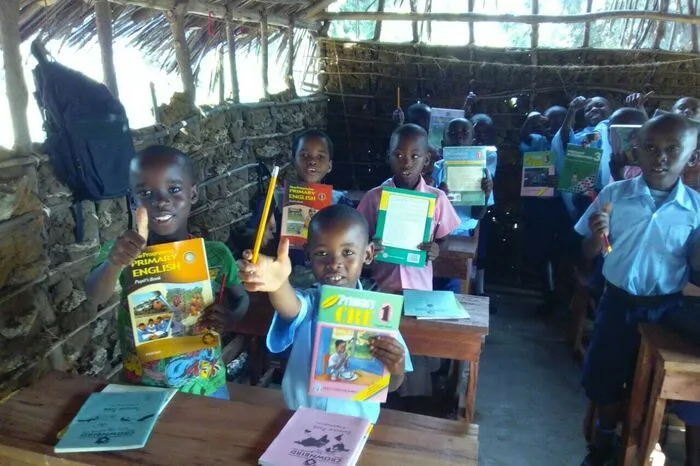 Nun können sich die Kinder über richtige Schulbücher freuen