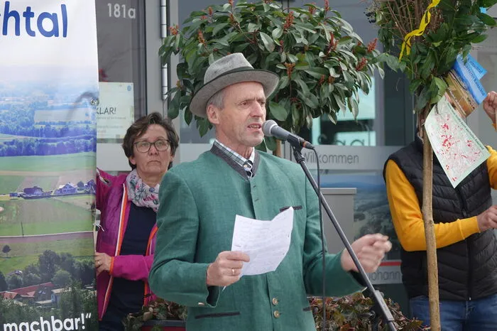 Josef Archan, durch dessen Ackerland die Trasse führen soll, hielt die Rede bei der Kundgebung. Insgesamt sträuben sich 25 Landwirte gegen eine Ablöse, sie wollen es auf eine Enteignung ankommen lassen.