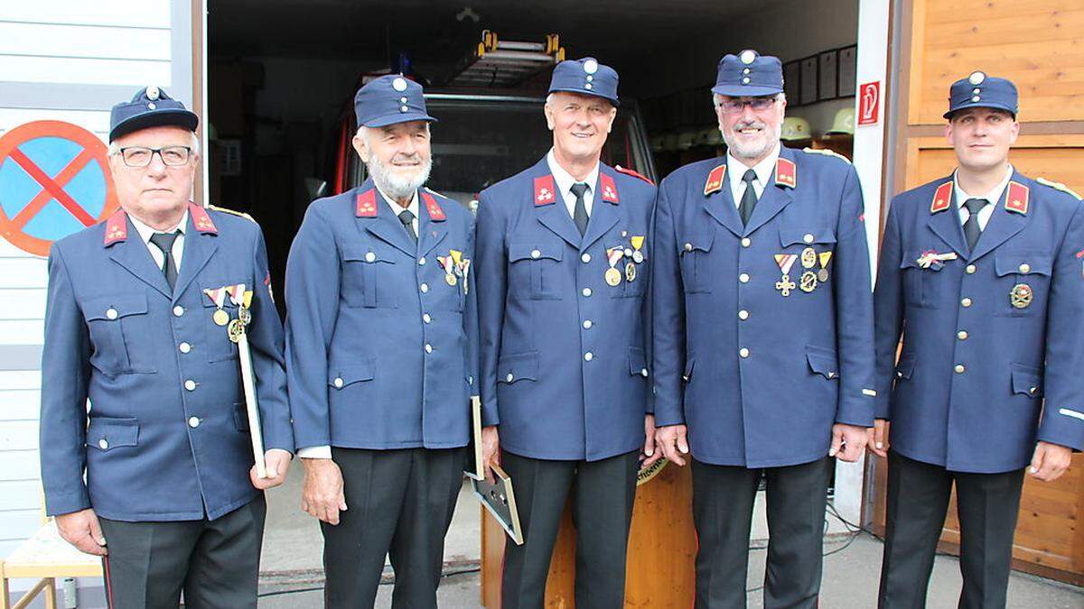 Die Geehrten Rudolf Gugganig, Dietmar Gigler und Franz Wallner mit Josef Pleßnitzer und seinem Stellvertreter Stefan Penker