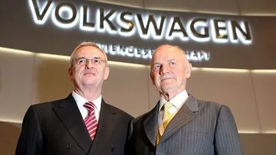 Martin Winterkorn (links) trotzt den Attacken von Ferdinand Piech