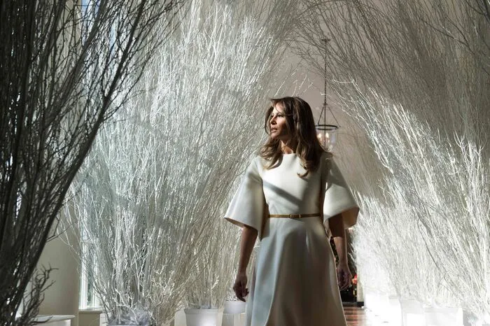 Die von Melania Trump persönlich beaufsichtigte Dekoration sollen in den nächsten knapp fünf Wochen rund 25.000 Menschen sehen können, die zu Besichtigungen und Einladungen im Weißen Haus zu Gast sein werden.