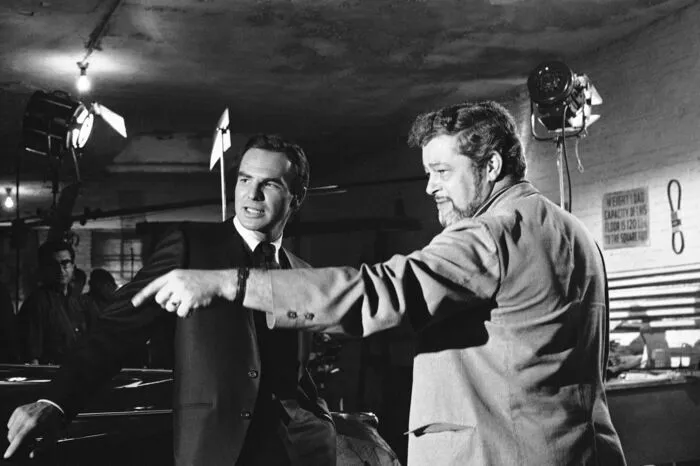 Burt Reynolds (links) im Gespräch mit Regisseur Paul Bogart bei den Dreharbeiten zur TV-Serie 'Hawk' (1966, New York).