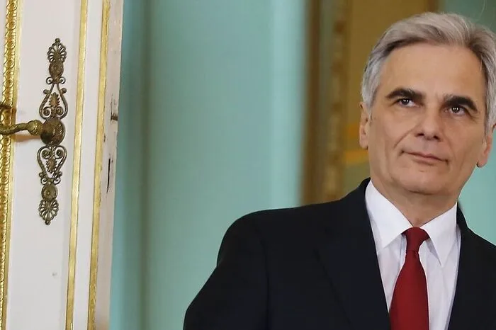 Lang blieb Gusenbauer nicht Kanzler und Parteichef. Als die ÖVP unter Wilhelm Molterer im Sommer 2008 vorgezogene Neuwahlen vom Zaun brach, wurde Werner Faymann in der SPÖ als Spitzenkandidat installiert. Bei seinem ersten Antreten als Parteichef kam er auf beachtliche 98,4 Prozent. Bald sank sein Stern. Bei der neuerlichen Wiederwahl im November 2014 wurden es nur bescheidene 83,4 Prozent. Noch eineinhalb Jahre hielt er sich im Amt, das legendäre Pfeifkonzert am 1. Mai 2016 am Rathausplatz beendete seine politische Karriere.