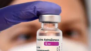 Frau mit Impfstoff (Symbolfoto)