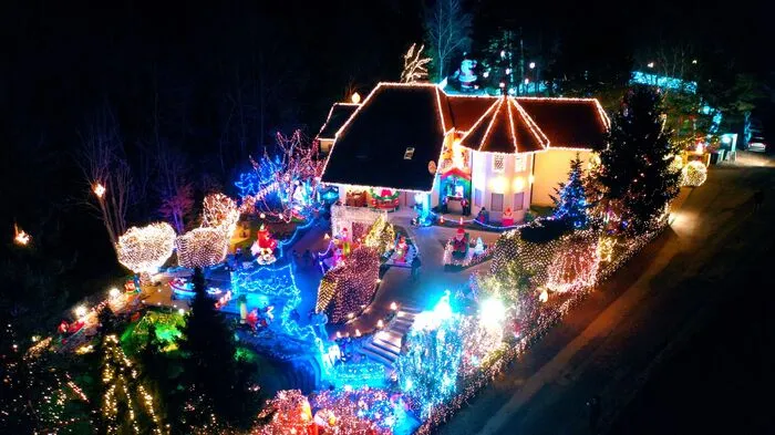 Alljährlich im August beginnen bei Familie Gollnhuber die Vorbereitungen für ihr Weihnachtshaus, das alljährlich im Dezember einen Monat lang Besucher aus ganz Österreich anzieht.