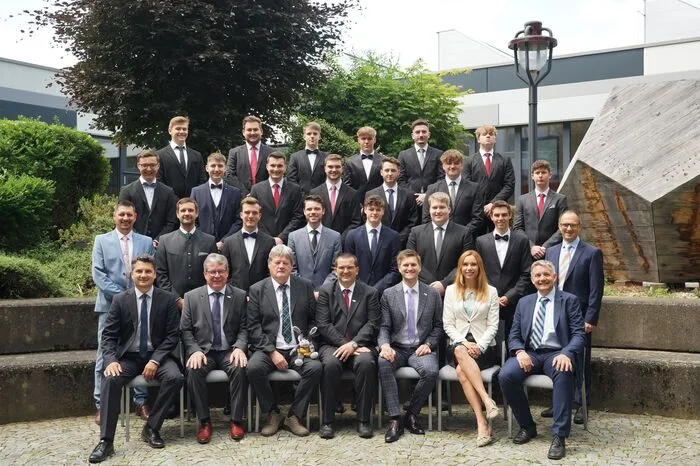 Maschinenbau-Maturaklasse 5BHMBT: Tobias Feldbaumer, Werner Mair, Lukas Pölzl, George-Alexandru Boran, Niklas Fink, Andreas Moitzi, Thomas Berger, Tobias Friedl, Timo Haslebner, Thomas Heiss, Florent Iballi, Michael Kleemair, Christoph Kolar, Michael Kratzer, Nils Rohrleitner und Marco Sammt - mit Klassenvorstand Rudolf Gamsriegler, Direktor Arno Martetschläger, Abteilungsvorstand Jürgen Schiffer und Ehrengästen.