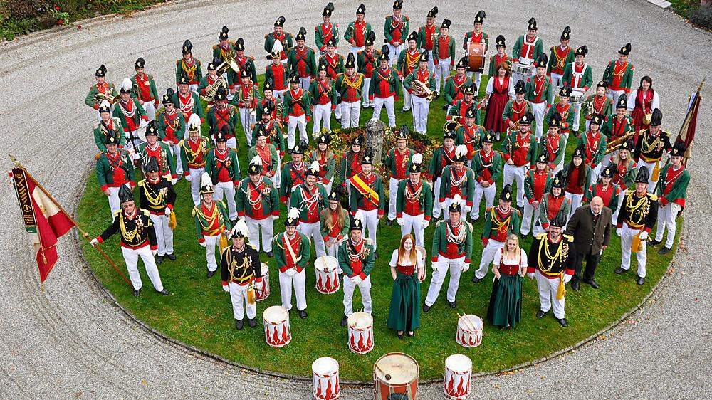 Die Schützengarde gemeinsam mit der Musikkapelle Himmelberg