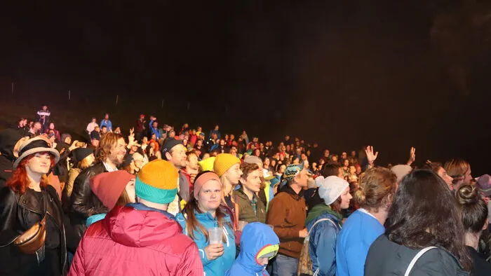 Beim großen Finale Samstagnacht füllte sich die Festwiese nochmal mit den wetterfesten Festivalbesuchern.