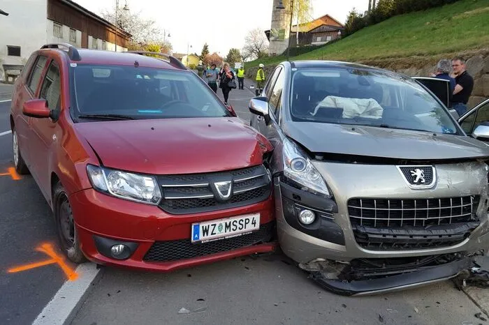 Drei Verletzte und beträchtlichen Sachschaden gab es bei einem Unfall auf der L201 im Ortsgebiet von Kirchberg an der Raab.