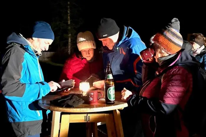 Zahlreiche Besucherinnen und Besucher folgten der Einladung und genossen das mystische Ambiente vor der Ruine bei heißen „Zetz-Tee“ und „Waxenegger Bauernsuppe“.