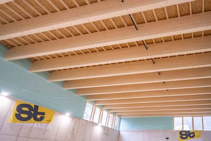Holzdecke der Mehrzweckhalle, die auch als Turnsaal genutzt wird
