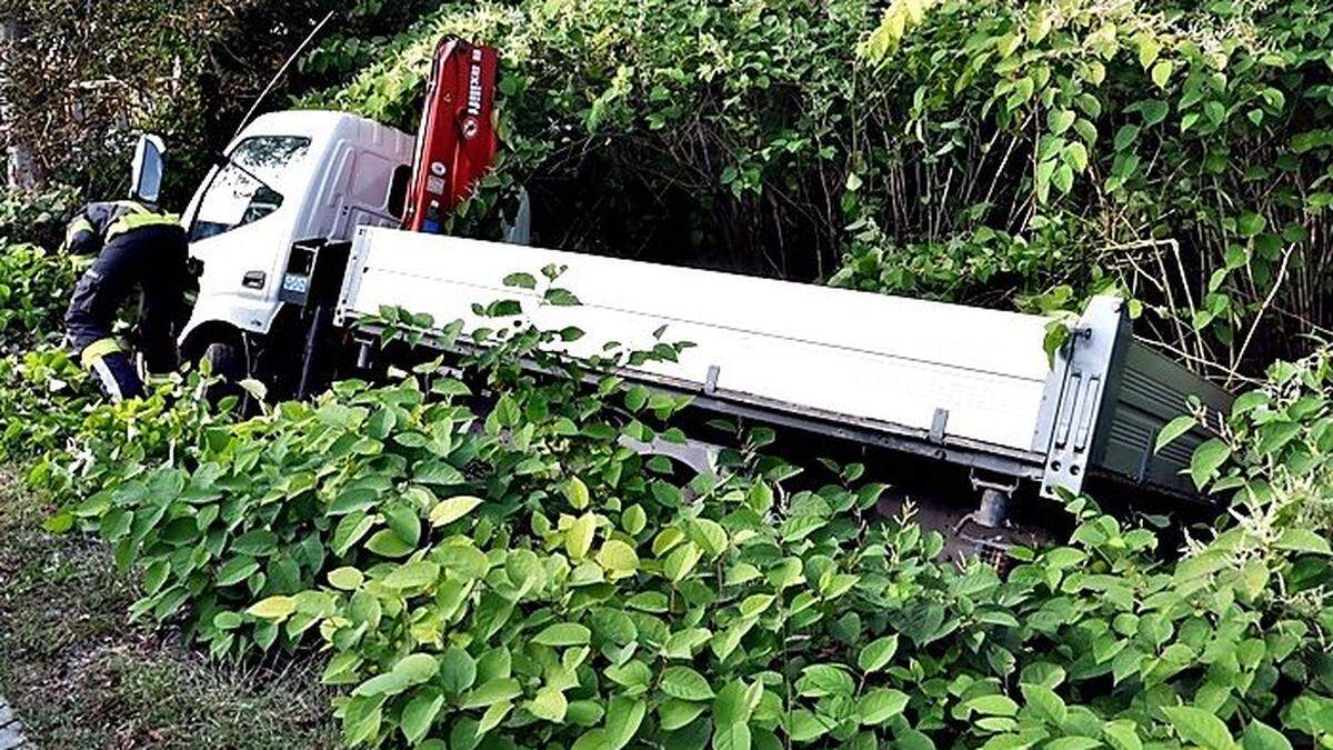 Die Feuerwehren Köflach und Voitsberg mussten den Klein-Lkw bergen