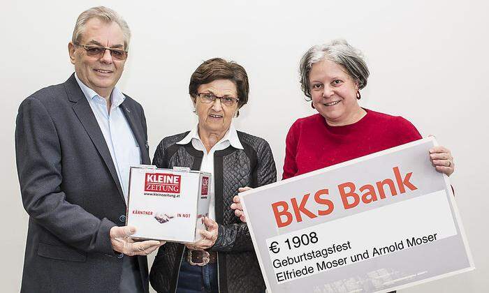 Arnold und Elfriede Moser mit dem Scheck für Susanne Koschier (von links)