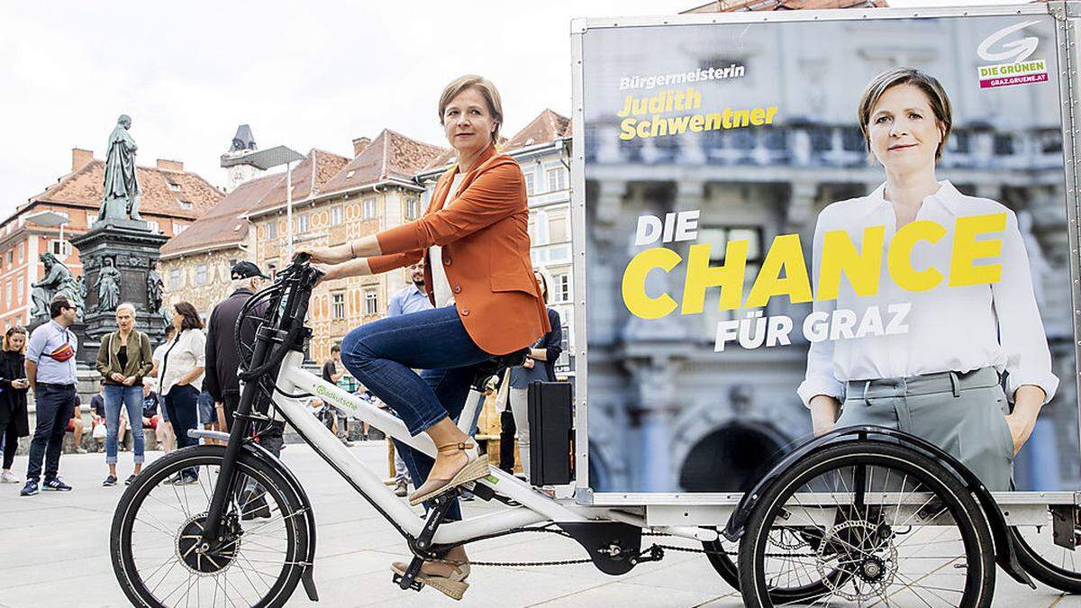 Wahlplakat am Lastenrad: Judith Schwentner will für die Grünen Grazer Bürgermeisterin werden