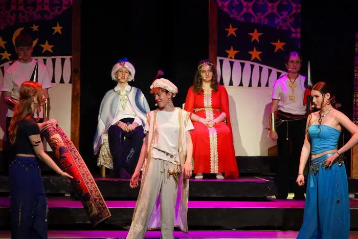 Mit viel Kreativität, musikalischem Können und großer Spielfreude brachten die jungen Darstellerinnen und Darsteller die bekannte Geschichte rund um Aladin auf die Bühne. 