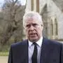 Andrew Mountbatten-Windsor in einem schwarzen Anzug mit weißem Hemd und schwarzer Krawatte vor einer Kirche