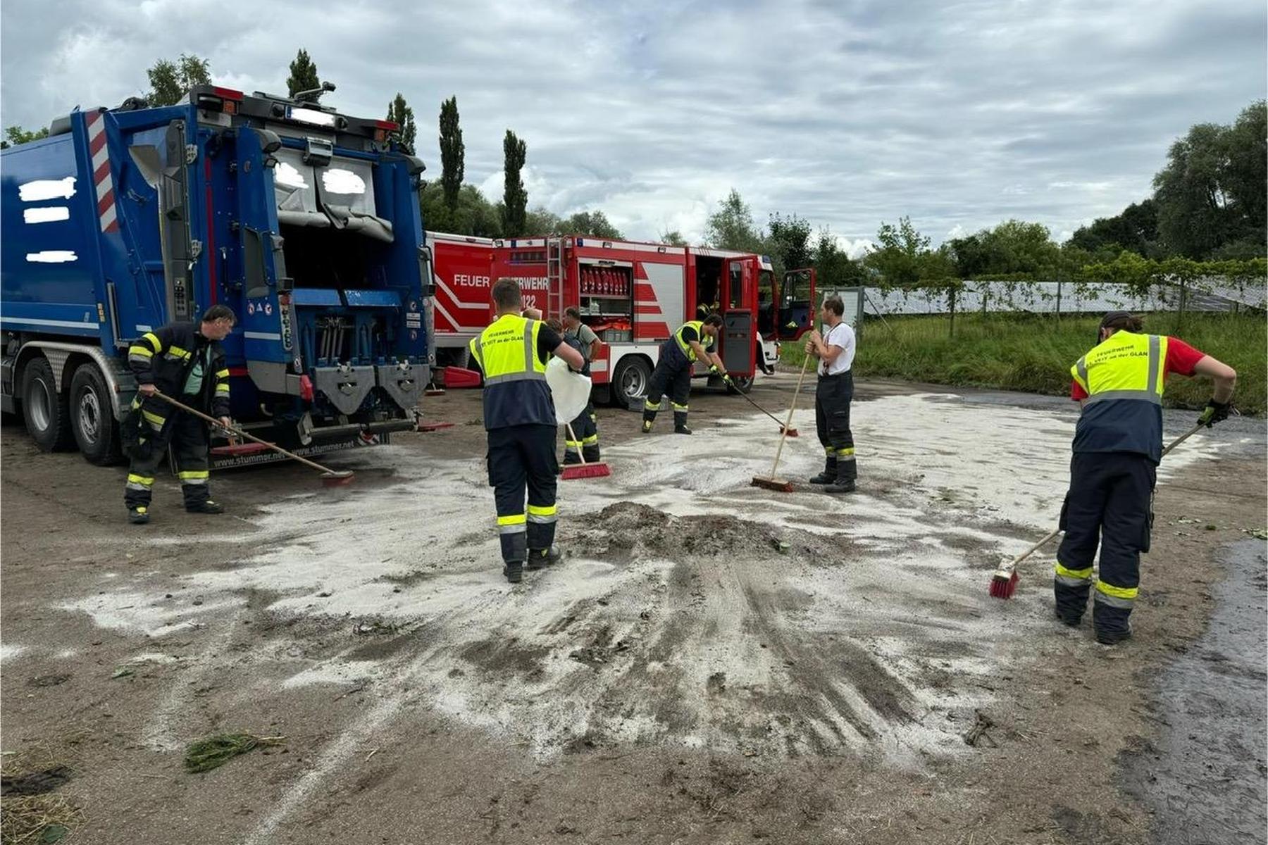 Feuerwehr rückte aus: Bei Müllauto in Kärnten platzte Schlauch: Öl drohte auszurinnen