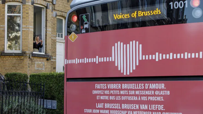 Aufmunternde Grüße an die Großmutter, eine befreundete Krankenschwester oder einen lieben Kollegen können Menschen in Brüssel derzeit per Bus ausrufen lassen.