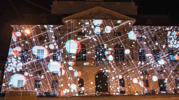 Wir waren beim Probendurchlauf Freitagabend dabei: Am Kaiser-Josef-Platz beginnt bei „Axioma“ von "Onionlab" die Fassade zu tanzen...