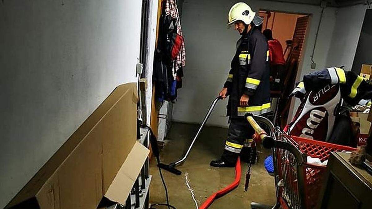 Die Kameraden der FF Stein im Jauntal legten den Keller mit Nasssaugern trocken