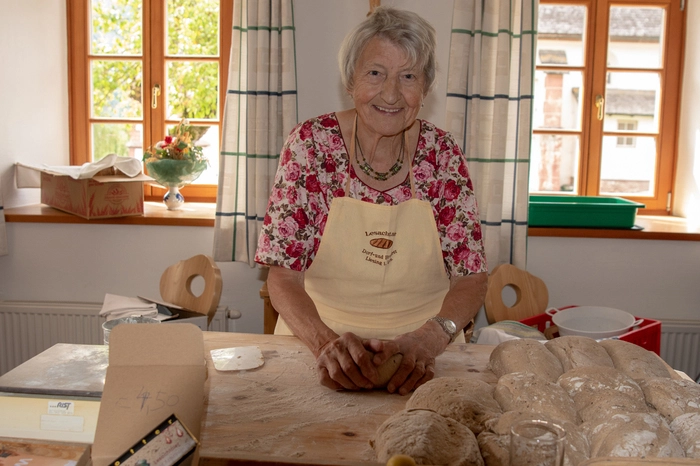 Zufriedene Gesichter waren bei den Organisatoren und Mitarbeitern des Dorf- und Brotfestfestes Markus und Hans Unterguggenberger und den Brotbäckerinnen Rosa Lanner, Andrea Unterguggenberger und Anita Stöffler zu sehen.