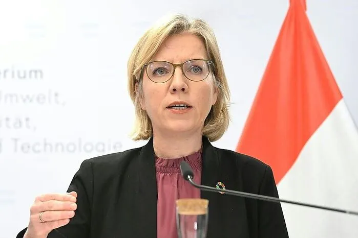"Wir machen uns gemeinsam an die Arbeit und dichten die Fenster in unserem Haus Österreich ab." - Umweltministerin Leonore Gewessler greift zum schwarz-grünen Energiespar-Kitt.