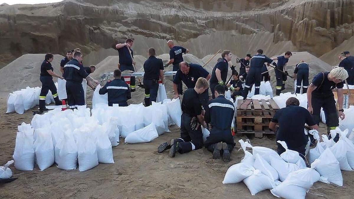 Die Feuerwehren Leoben-Stadt, Leoben-Göss und Niklasdorf füllten ihre Sandsackvorräte wieder auf