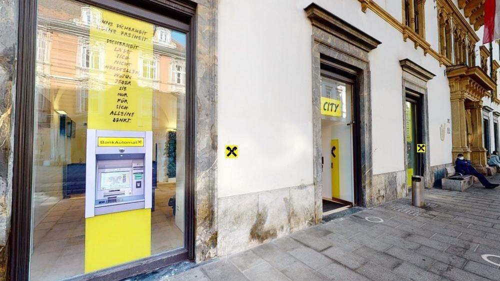 Ein neuer Kunst-Bankomat und neue Filiale: Die Raiffeisen Landesbank ist ins Landhaus in der Herrengasse 16 eingezogen