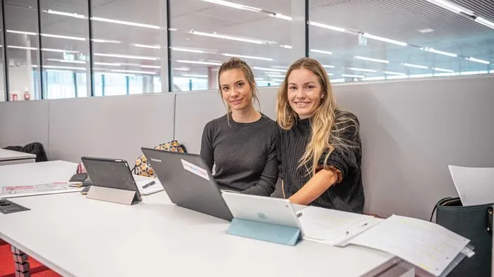 Lisa Kropiunik (l.) und Elisa Götzinger lernen gerne in der neuen UB