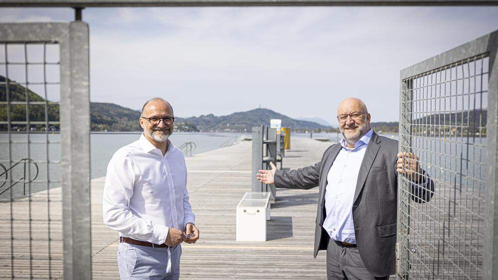 Gerald Florian (links) und Erwin Smole sperren die Bootsbrücke ab Samstag für Sonnenhungrige auf