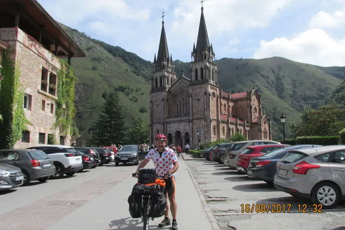 Vor der Basilika in Cavadonga im Norden Spaniens.