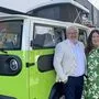 Christine und Martin Sintschnig vor einem X-Bus-Prototyp