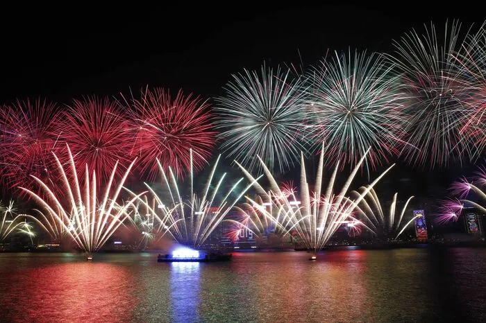 Wunderschöne Bilder erreichen uns auch aus Hongkong. Dort brachte ein glitzerndes Feuerwerk den Hafen zum Erleuchten.