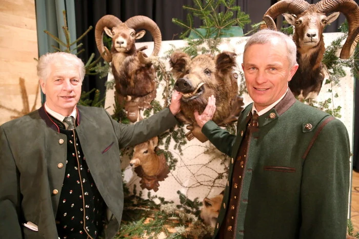 „Es sind Freunde und Gönner der Jägerschaft, die unserem Ball die Ehre erweisen“, sagten die Hergeringleiter Peter Ratheiser und Karl Prasser (von rechts). 
