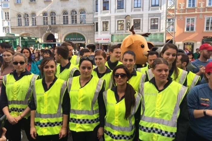 Die Polizeischüler liefen im Tross mit. Die Route führte vom Paulustor über Karmeliterplatz, Ring, Herren-, Neutor- und Murgasse zum Rathaus in Graz.