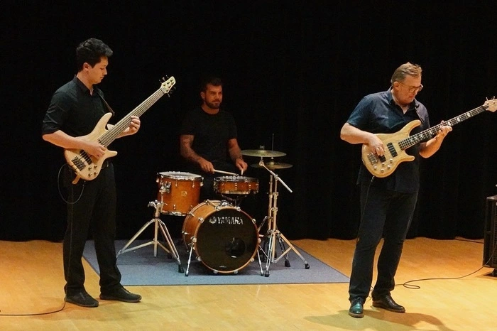 "A Check from Corea" von Steve Bailey und Victor Wooten bot ein tolles Finale, bei dem auch Gerhard Flicker am e- Bass und Jürgen Fleck an den Drums mitwirkten.
