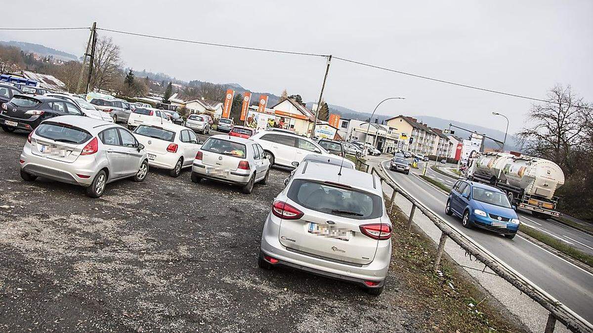 Der Schotterparkplatz an der Umfahrungsstraße ist unter der Woche gut ausgelastet