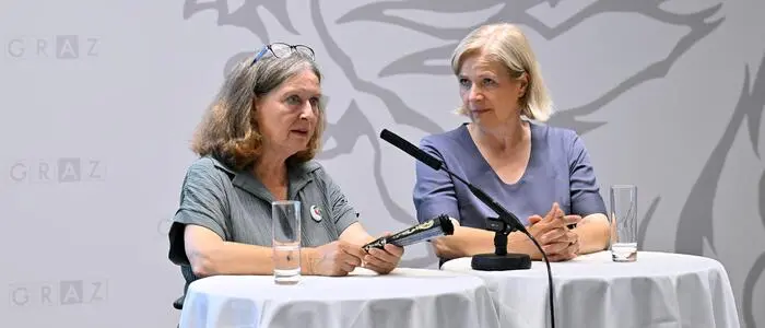 Elke Kahr und Judith Schwentner am Stehtisch