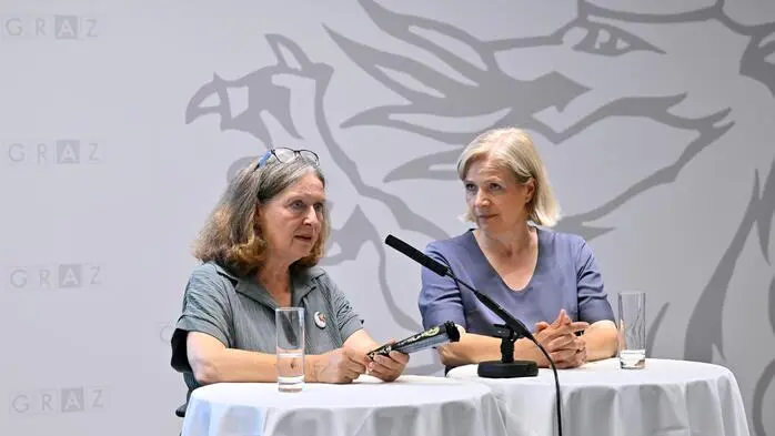 Elke Kahr und Judith Schwentner am Stehtisch