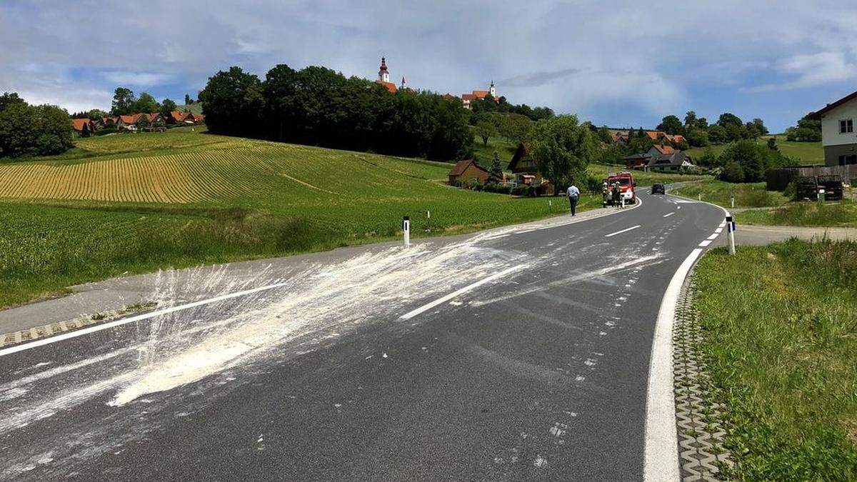 Die Farbkübeln rutschten von der Ladefläche und tauchten die Straße in ein Weiss