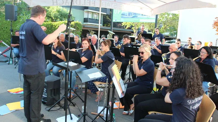 Die Stadtkapelle erfüllte Musikwünsche.