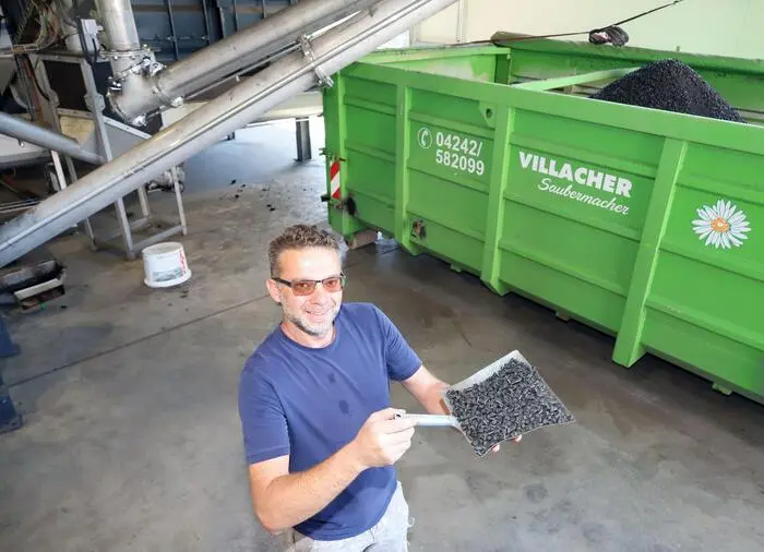 Betriebsleiter Dietmar Kohlweg mit den Klärschlamm-Pellets